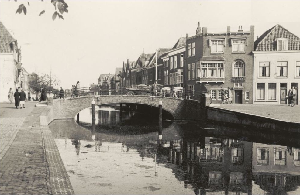 Oude Rijn, hoek Hooigracht 2.jpg